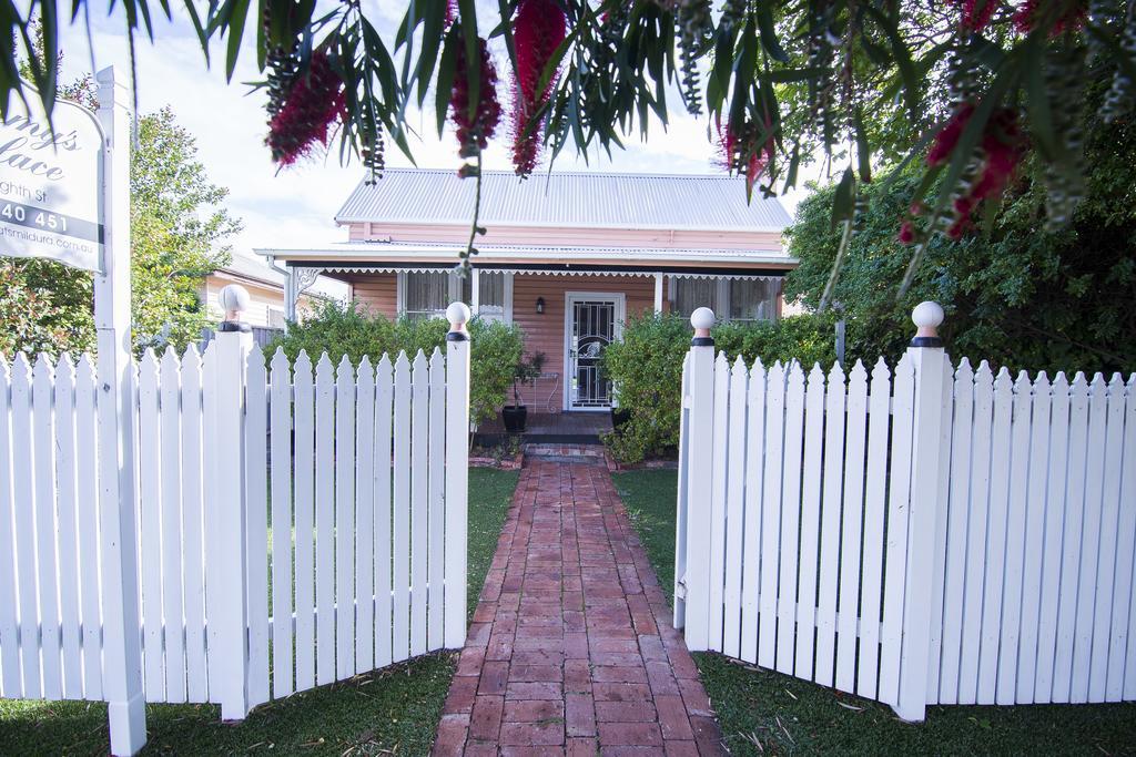 Pammys Palace Bed & Breakfast Mildura Bagian luar foto